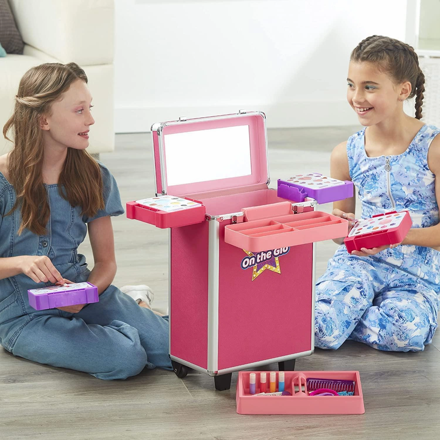 Shimmer 'n Sparkle InstaGlam On the Glo Makeup Trolley